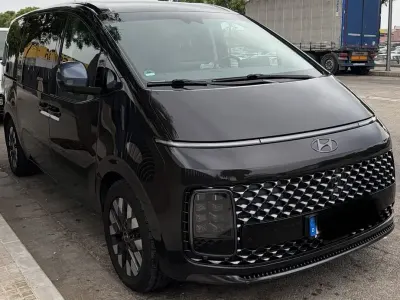 Gebraucht Hyundai Staria Signature 177 PS (130 kW) 2022 Braun Van / Kleinbus