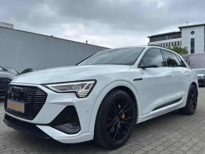 Gebraucht Audi e-tron Black Edition 230 kW (313 PS) 2022 Gletscherweiß metallic SUV