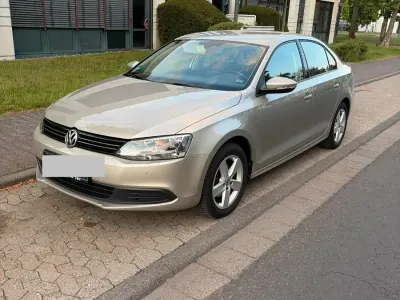 Gebraucht VW Jetta 122 PS (89 kW) 2013 Gold Limousine