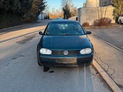 Grün Gebraucht 2002 VW Golf IV Kleinwagen | 2.400 €