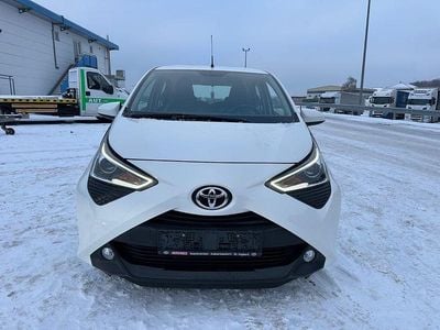 Weiß Gebraucht 2020 Toyota Aygo X-play Kleinwagen | 13.299 € (Fairer Preis)