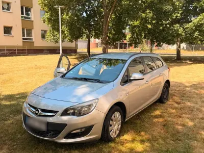 Gebraucht Opel Astra 110 PS (80 kW) 2014 Grau Kombi