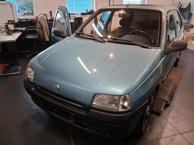 Second-hand Renault Clio 55 CP (40 kW) 1994 Albastru Hatchback