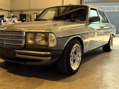Gebraucht Mercedes E230 136 PS (100 kW) 1980 Silber Limousine