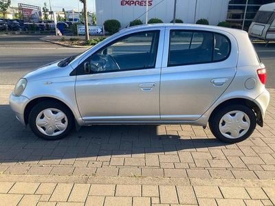 Silber Gebraucht 2001 Toyota Yaris Sol Limousine | 2.990 € (Etwas zu teuer)