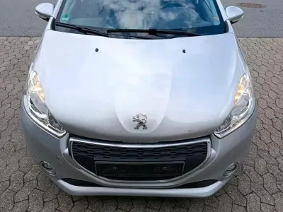 Gebraucht Peugeot 208 68 PS (50 kW) 2015 Silber Kleinwagen