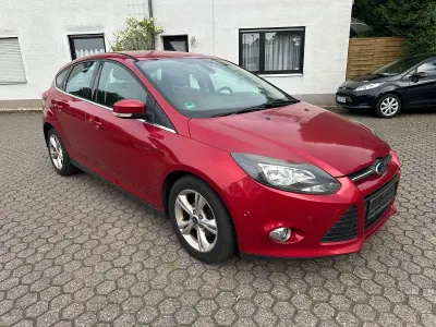 Gebraucht Ford Focus Champions Edition 101 PS (74 kW) 2012 Rot Kleinwagen