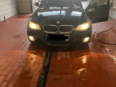Gebraucht BMW 320 186 PS (136 kW) 2010 Schwarz Kombi