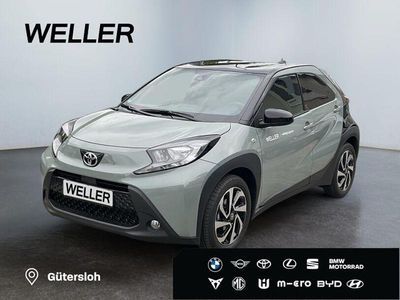 Urban khaki, dach mysticschwarz mica (grau) Gebraucht 2024 Toyota Aygo Team Kleinwagen | 15.780 € (Fairer Preis)