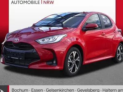 Neu Toyota Yaris Hybrid 116 PS (85 kW) 2025 Rot Limousine