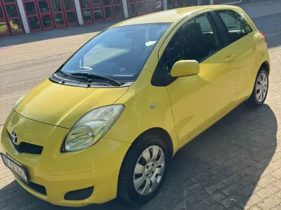 Gebraucht Toyota Yaris 69 PS (50 kW) 2009 Gelb Kleinwagen