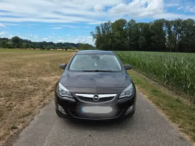 Gebraucht Opel Astra Edition 140 PS (102 kW) 2011 Braun Limousine