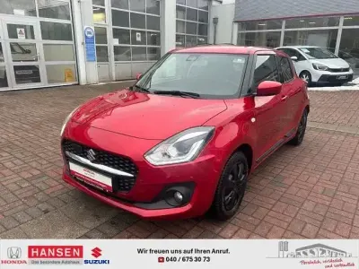 Begagnad Suzuki Swift Comfort 83 HK (61 kW) 2021 Röd Halvkombi