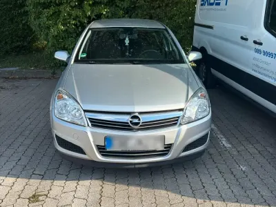 Gebraucht Opel Astra 90 PS (66 kW) 2010 Silber Limousine