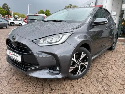 Neu Toyota Yaris Hybrid 116 PS (85 kW) 2026 Grau Limousine
