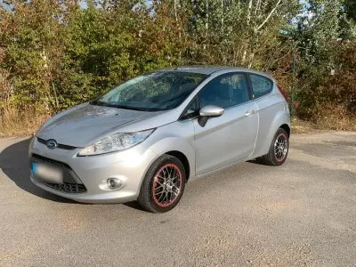Gebraucht Ford Fiesta Ghia 82 PS (60 kW) 2008 Silber Kleinwagen