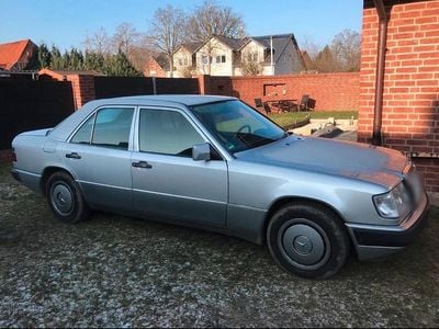 Gebraucht Mercedes E220 150 PS (110 kW) 1993 Silber Limousine