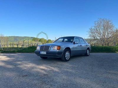 Second-hand Mercedes E230 131 CP (96 kW) 1991 Argintiu Berlinǎ
