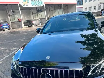 Gebraucht Mercedes E220 AMG line 194 PS (142 kW) 2019 Schwarz Limousine