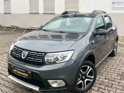 Używany Dacia Sandero Celebration 90 KM (66 kW) 2018 Srebrny Hatchback