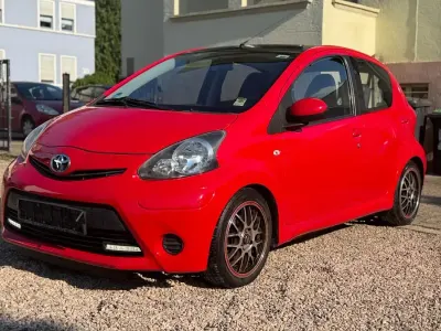 Gebraucht Toyota Aygo 68 PS (50 kW) 2014 Rot Kleinwagen
