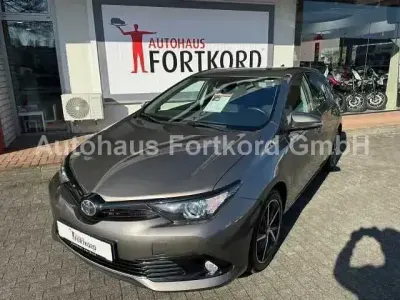 Gebraucht Toyota Auris Team 117 PS (86 kW) 2019 Magan grau bronze metallic Kleinwagen