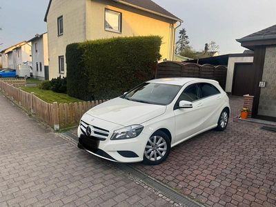 Gebraucht Mercedes A180 122 PS (89 kW) 2013 Weiß Kleinwagen