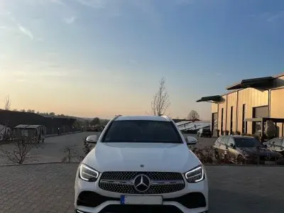 Używany Mercedes GLC300e 320 KM (235 kW) 2020 Biały SUV