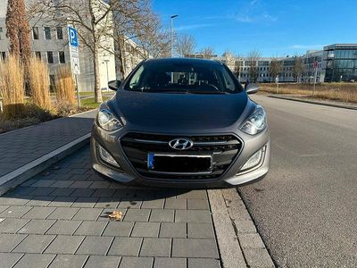Grau Gebraucht 2015 Hyundai i30 Kombi | 8.600 € (Teuer)