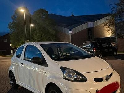 Second-hand Toyota Aygo 70 CP (51 kW) 2010 Alb Hatchback
