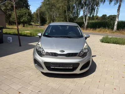 Gebraucht Kia Rio Spirit 86 PS (63 kW) 2013 Silber Limousine