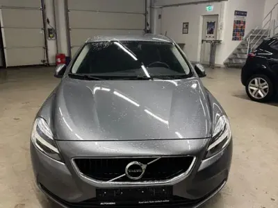 Gebraucht Volvo V40 Momentum 120 PS (88 kW) 2016 Grau Limousine