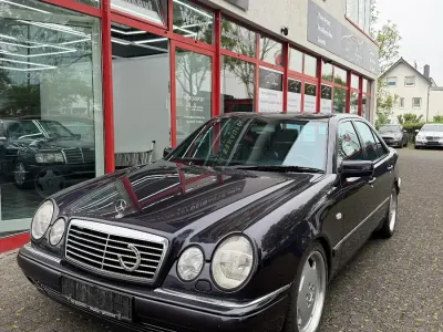 Gebraucht Mercedes E300 Avantgarde 136 PS (100 kW) 1996 Violet Limousine