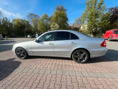 Gebraucht Mercedes E200 Classic 163 PS (119 kW) 2003 Silber Limousine