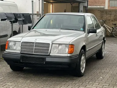 Używany Mercedes E230 131 KM (96 kW) 1986 Srebrny Sedan/Limuzyna