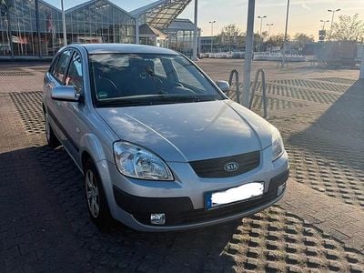 Gebraucht Kia Rio 97 PS (71 kW) 2010 Silber Kleinwagen