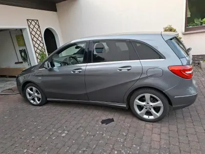 Gebraucht Mercedes B200 141 PS (103 kW) 2012 Grau Kleinwagen