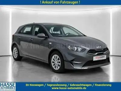Neu Kia Ceed Gold 140 PS (102 kW) 2025 Yucca stahlgrau metallic Kleinwagen