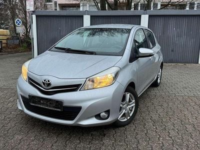 Silver metallic Gebraucht 2012 Toyota Yaris Life Kleinwagen | 4.999 € (Fairer Preis)
