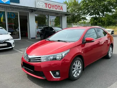 Gebraucht Toyota Corolla Multidrive S 132 PS (97 kW) 2014 Rot Limousine