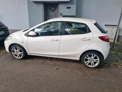 Gebraucht Mazda 2 75 PS (55 kW) 2010 Weiß Kleinwagen