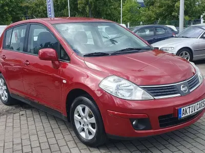Gebraucht Nissan Tiida Acenta 110 PS (80 kW) 2009 Red brick pearl Limousine