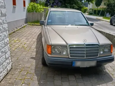 Gebraucht Mercedes 230 131 PS (96 kW) 1986 Gold Limousine
