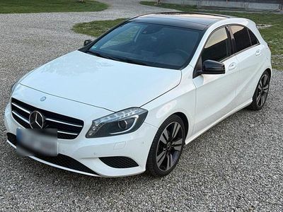 Usata Mercedes A180 Night 122 CV (89 kW) 2012 Bianco Utilitaria