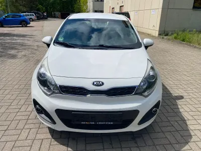 Używany Kia Rio Spirit 109 KM (80 kW) 2014 Biały Hatchback