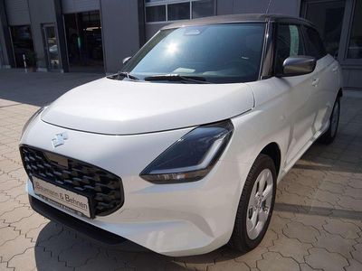 Pure white pearl/dach mineral Gebraucht 2025 Suzuki Swift Comfort Kleinwagen | 18.770 € (Fairer Preis)