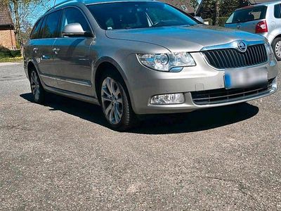 Używany Skoda Superb 140 KM (102 kW) 2012 Żółty Kombi