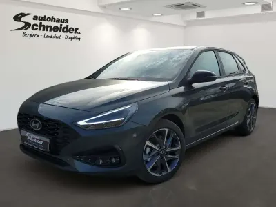 Neu Hyundai i30 Advantage 101 PS (74 kW) 2025 Cypress green metallic Limousine