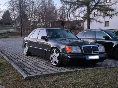 Gebraucht Mercedes 220 220 PS (161 kW) 1990 Schwarz Limousine