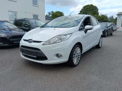 Gebraucht Ford Fiesta Titanium 82 PS (60 kW) 2010 Frostweiß Kleinwagen